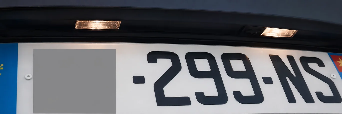 La nuit, à quelle distance minimale la plaque arrière éclairée doit-elle être lisible ?