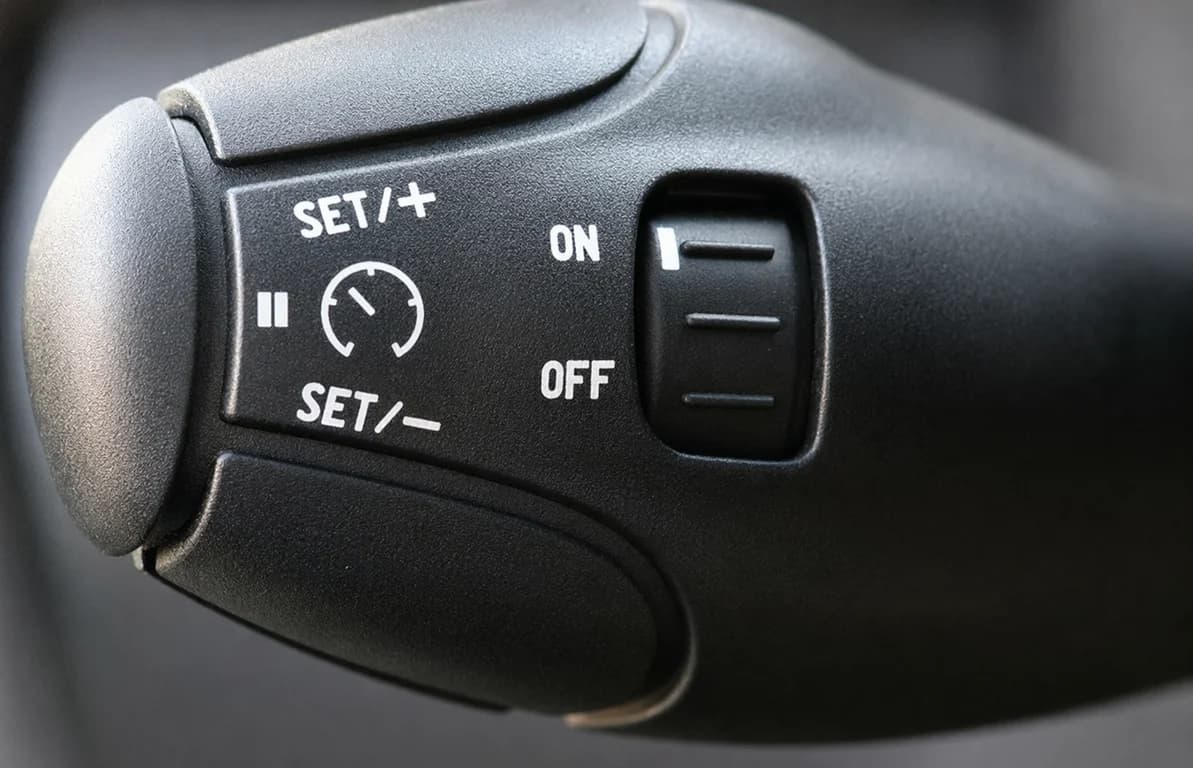 La commande du régulateur de vitesse est-elle automatique ou manuelle ?